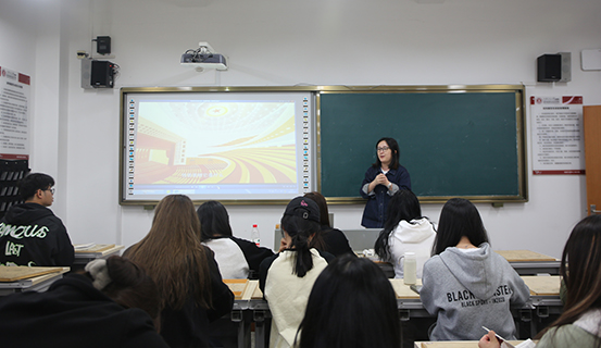 1699864750957597.jpg 图3:徐佳艳主讲“党的性质和宗旨”.JPG