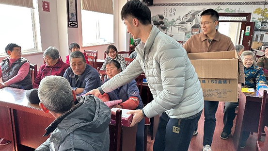 1706523497635883.jpg 图1:潘秀锋老师分发互动奖励.jpg