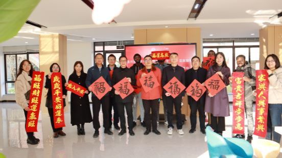 1673285770556515.jpg 图5 校领导与留学生合影.JPG